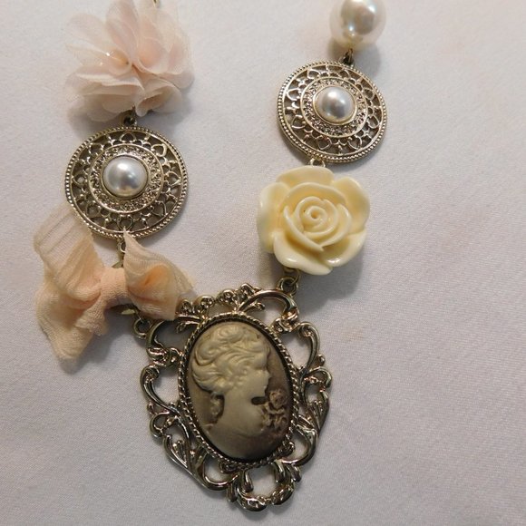 Store Twenty One Victorian Cameo Rose Flower Necklace - Picture 3 of 7